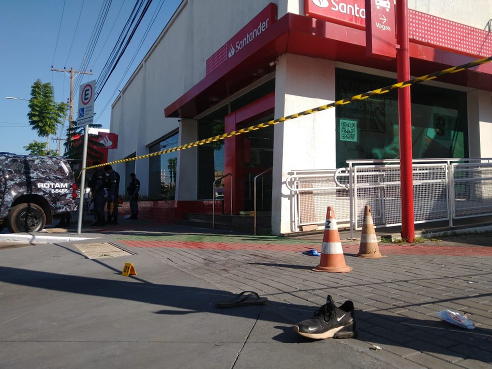 Os suspeitos invadiram uma agência bancária na Avenida Couto Magalhães, durante a madrugada — Foto: PM/MT