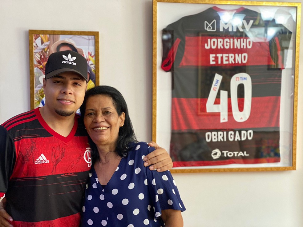 Danilo e Helena Viana, neto e esposa de Jorginho, massagista do Flamengo — Foto: Arquivo Pessoal