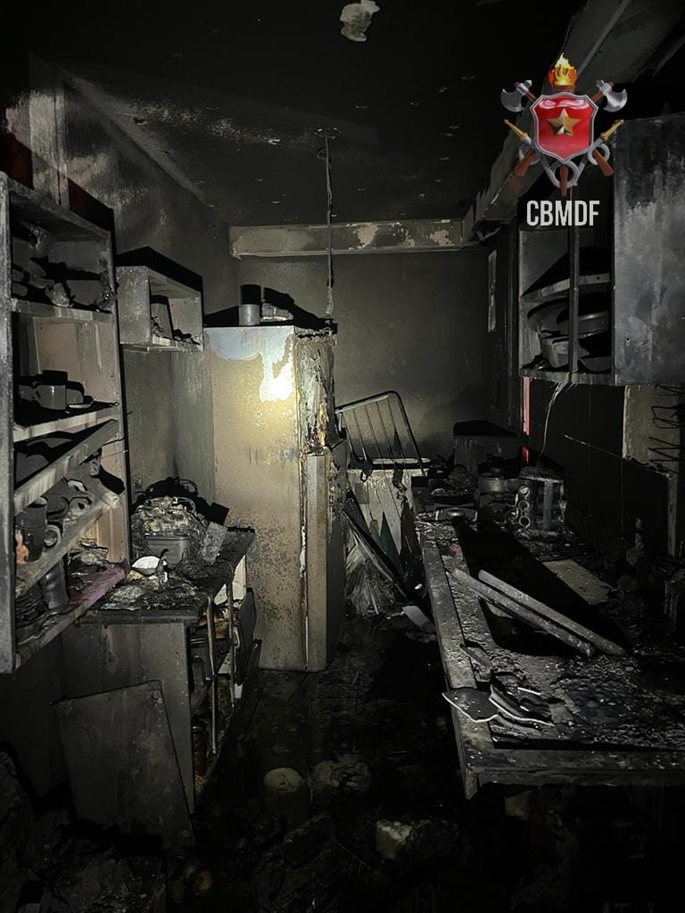 Incêndio destrói apartamento em Planaltina, no DF — Foto: CBMDF/Divulgação
