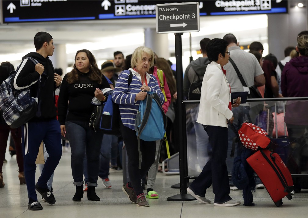 Passageiros enfrentam filas no Aeroporto Internacional de Miami, nos EUA, também afetado pelo 'shutdown' — Foto: Lynne Sladky/AP