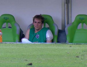 Bernard com gelo no ombro, sentado no banco de reservas (Foto: Reprodução TV Globo Minas)