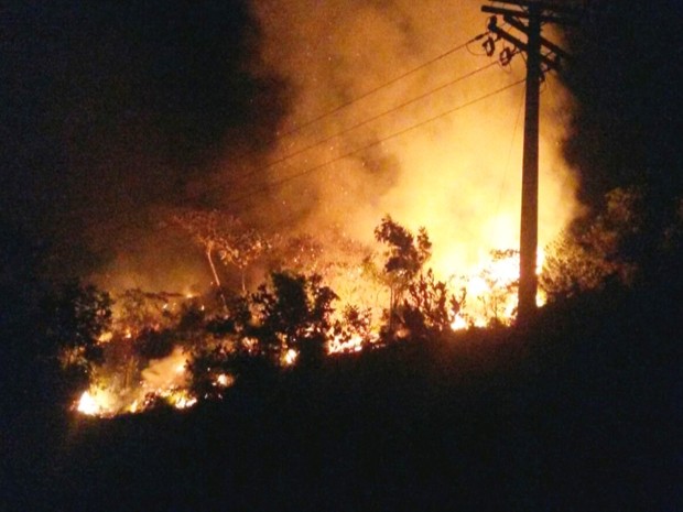 Incêndio consome área de mata próxima a Serra do Navio (Foto: Reprodução/Rede Amazônica)