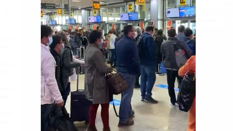 Passageiros formam fila no Aeroporto de Congonhas, na Zona Sul de São Paulo, após atrasos e cancelamentos de voos no dia 19 de maio de 2022 — Foto: TV Globo/Reprodução