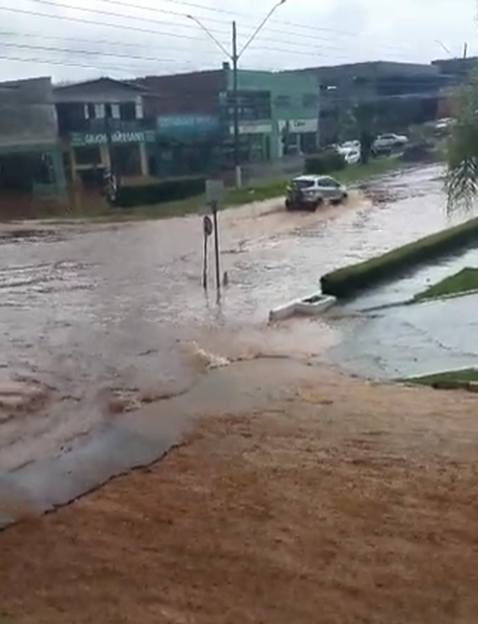 Dez fam&iacute;lias ficam desalojadas ap&oacute;s temporal alagar casas e causar estragos no Paran&aacute; &mdash; Foto: Reprodu&ccedil;&atilde;o/Prefeitura de Turvo