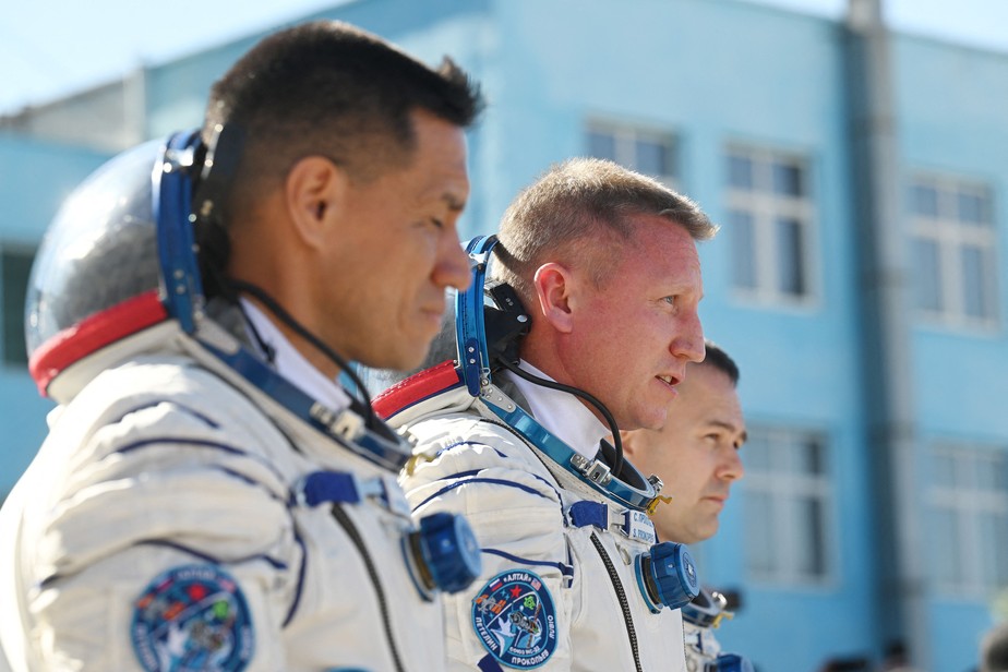 Os astronautas russos Dmitri Petelin (à direita) e Sergey Prokopyev (ao centro) decolaram na espaçonave Soyuz MS-22 junto com o americano Frank Rubio (à esquerda) nesta quarta-feira