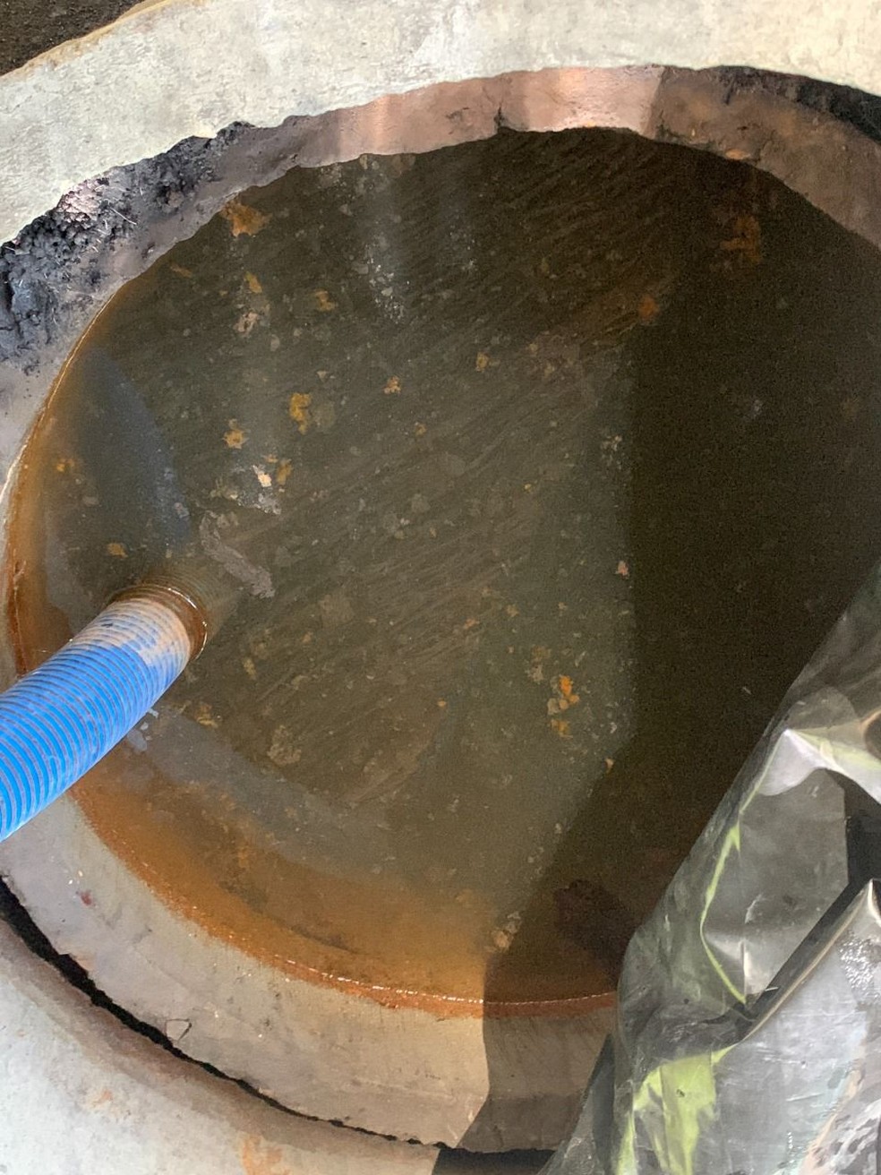 Trabalhadores tomavam água em poço sujo e com cor amarelada — Foto: Divulgação/MPT-MA