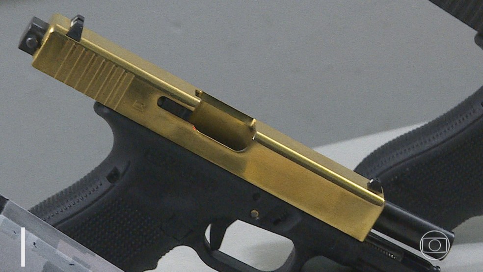 Arma de ouro é apreendida em Belo Horizonte. — Foto: Reprodução/TV Globo 