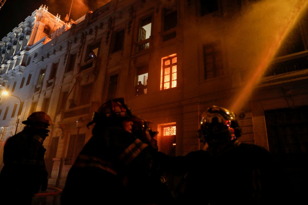 Bombeiros apagam incêndio em prédio histórico de Lima durante confronto entre policiais e manifestantes — Foto: Alessandro Cinque/Reuters