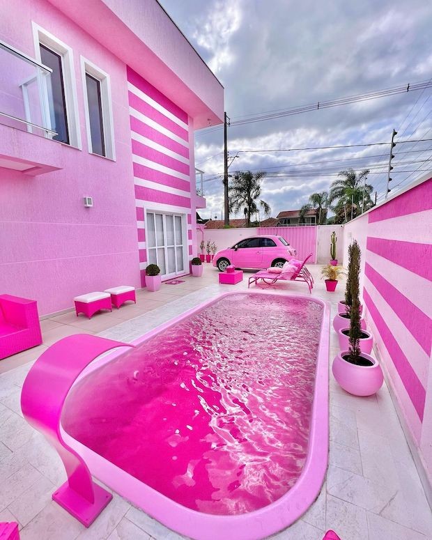 Na casa da Barbie brasileira, a piscina virou cor de rosa e recebe um balde de corante para deixar a água colorida (Foto: Instagram / Reprodução)