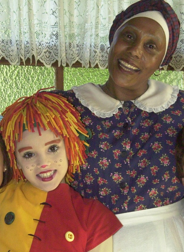 Caracterizadas como Emília e Tia Nastácia, Isabelle Drummond e Dhu Moraes posam nos bastidores de 'Sítio do Picapau Amarelo' (Foto: Divulgação/TV Globo)