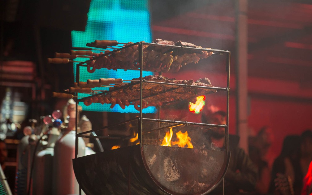Churrasqueira foi montada no palco do show de Gusttavo Lima, em Barretos 2017 (Foto: Mateus Rigola/G1)