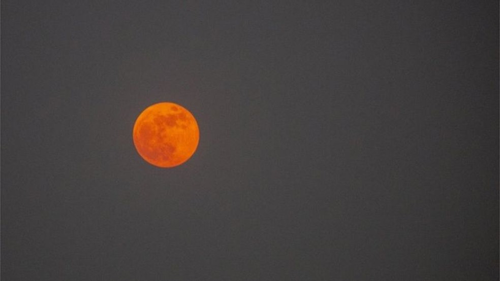 Eclipse lunar parcial em Daka, capital de Bangladesh — Foto: EPA via BBC