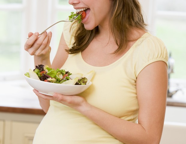 gravida; comida; comendo; salada; barriga (Foto: Thinkstock)