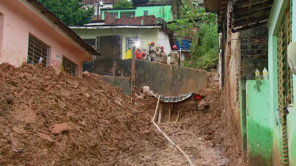 Bombeiros encontraram, em Camaragibe, a última desaparecida das chuvas em Pernambuco — Foto: Reprodução / TV Globo