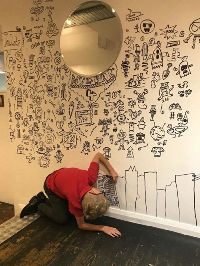 Joe desenhando na parede do 