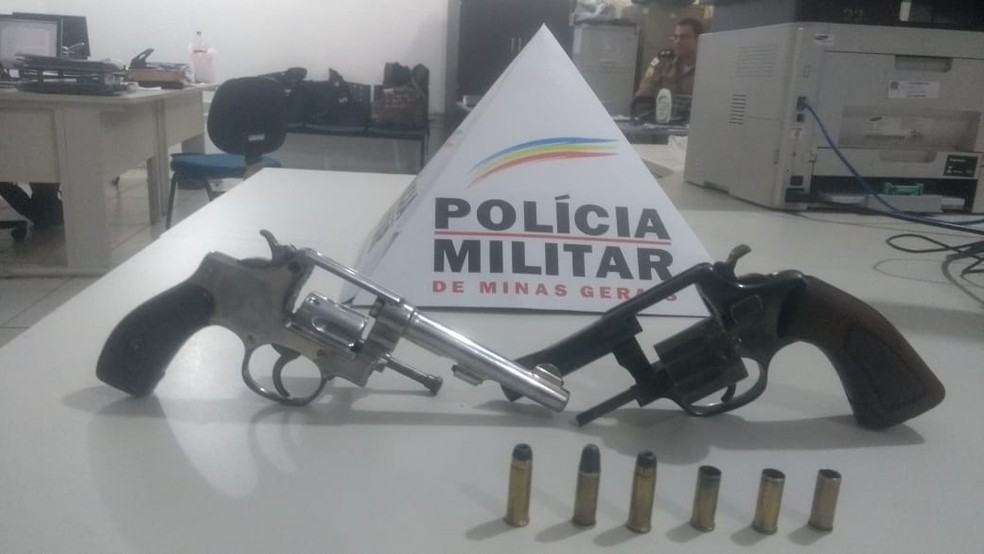 Armas apreendidas pela PM com os dois assaltantes — Foto: Polícia Militar/Divulgação