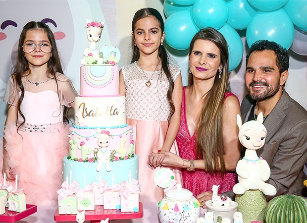 Luciano Camargo e Flávia Fonseca celebram aniversário das gêmeas, Isabella e Helena (Foto: Manuela Scarpa/Brazil News   )