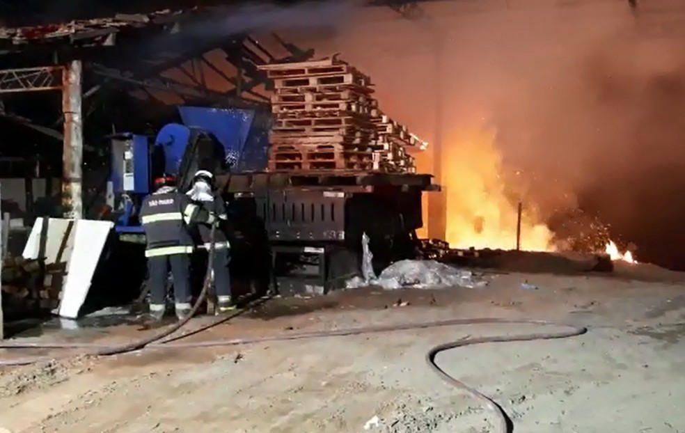 Bombeiros trabalham mais de 2 horas para conter fogo em empresa de pallets em Mar&iacute;lia &mdash; Foto: Corpo de Bombeiros/Divulga&ccedil;&atilde;o