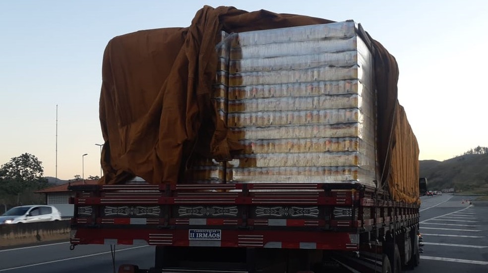 Carga de 63 mil latas de cerveja sem nota fiscal &eacute; apreendida na via Dutra em Lavrinhas (SP) &mdash; Foto: PRF/Divulga&ccedil;&atilde;o