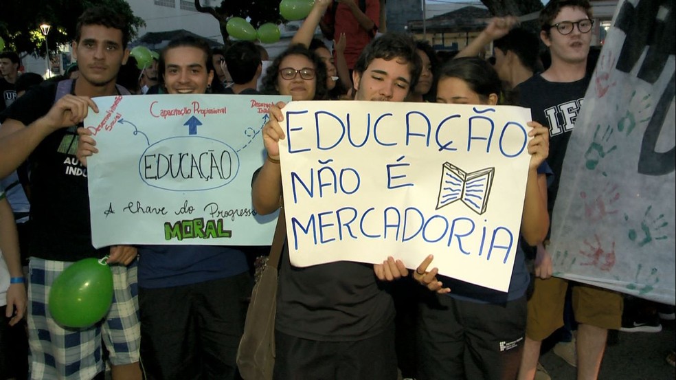 Cartazes de estudantes do Ifes — Foto: Wagner Martins/TV Gazeta