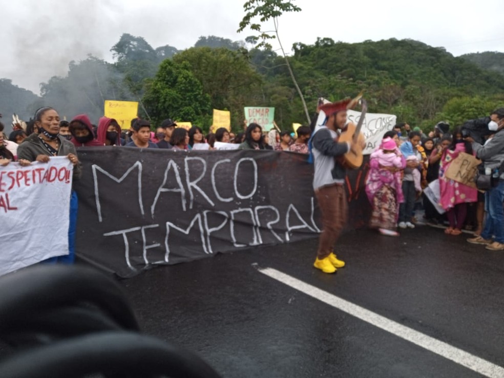 Manifestantes cantaram na via durante o protesto — Foto: Dione Aguiar/G1 