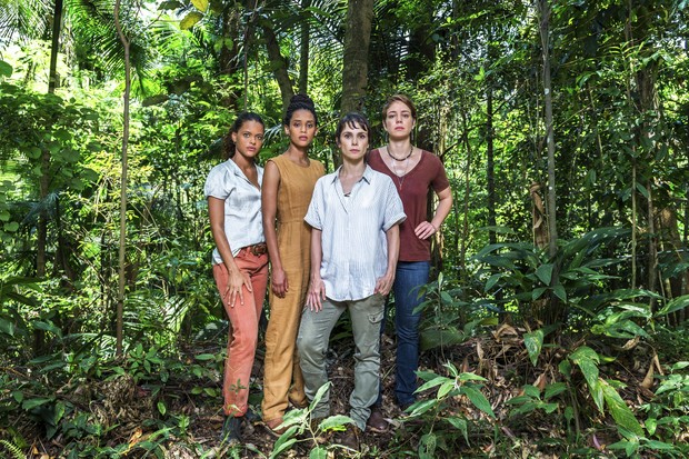 Elenco da série Aruanas: Thainá Duarte, Taís Araújo, Débora Falabella e Leandra Leal (Foto: reprodução)
