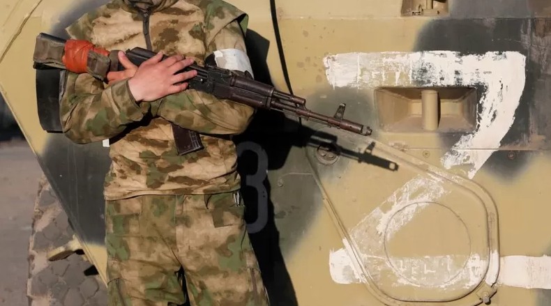 Vídeos de recrutamento incentivam os jovens a se juntarem às Forças Armadas russas (Foto: Reuters (via BBC))