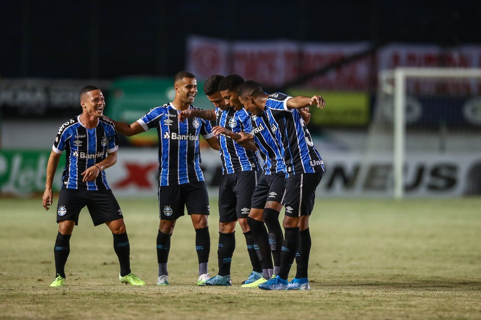 Darlan (E) e Guilherme Guedes (D) deram conta do recado no Gre-Nal — Foto: Lucas Uebel/Grêmio