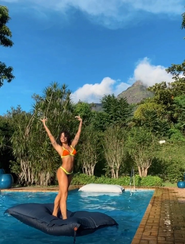 Aline Campos divertiu seguidores ao compartilhar vídeo na piscina (Foto: Reprodução/Instagram)