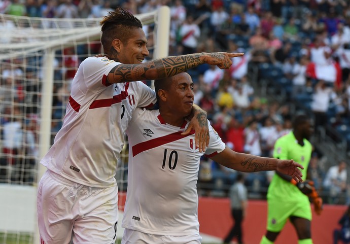 Guerrero comemora gol do Peru com Cueva (Foto: AFP/Mark Ralston)