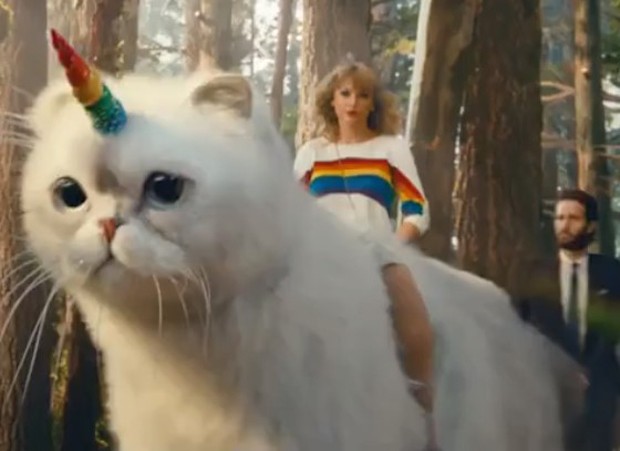 Gata De Taylor Swift Vira Unicórnio Gigante Em Novo Comercial Da