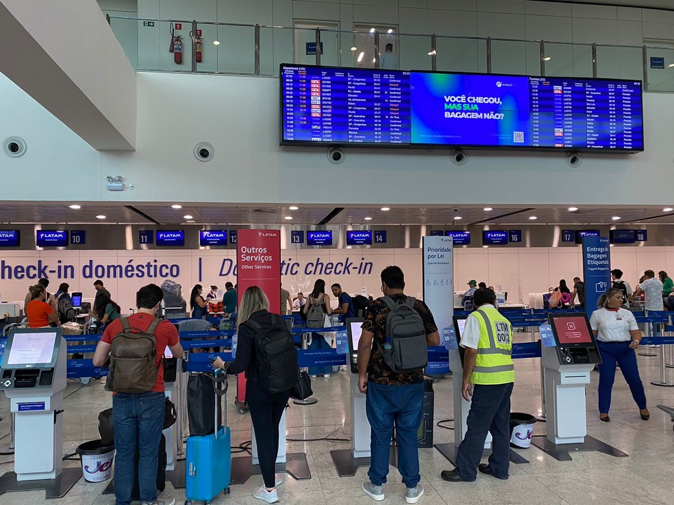 Passageiros são surpreendidos após atrasos em voos devido às chuvas no Aeroporto de Fortaleza neste domingo. — Foto: Isaac Macêdo/TVM
