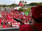 Manifestantes fazem em Brasília ato de apoio ao governo Dilma 