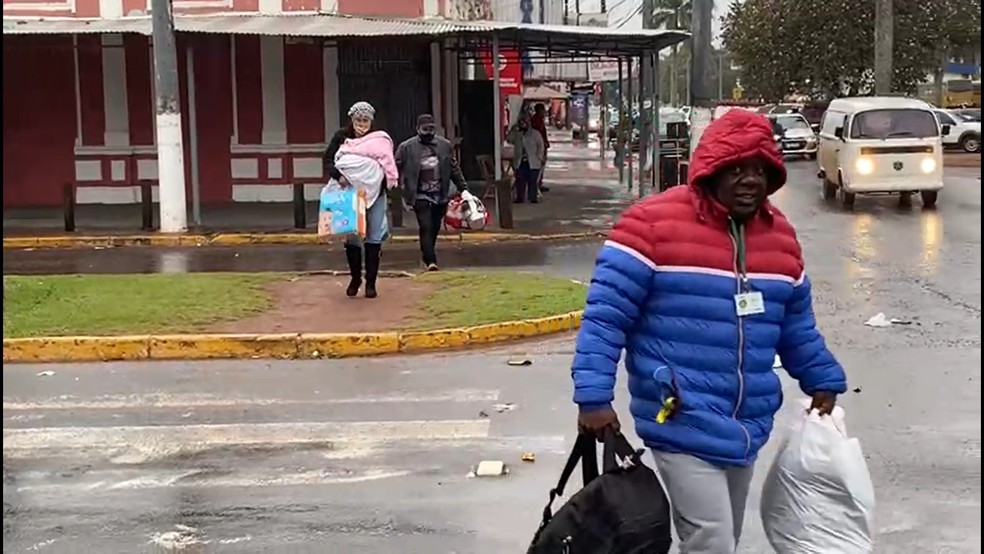 Frio de cerca de 4ºC em Ponta Porã fez moradores saírem de casa bem agasalhados  — Foto: Martim Andrada/TV Morena
