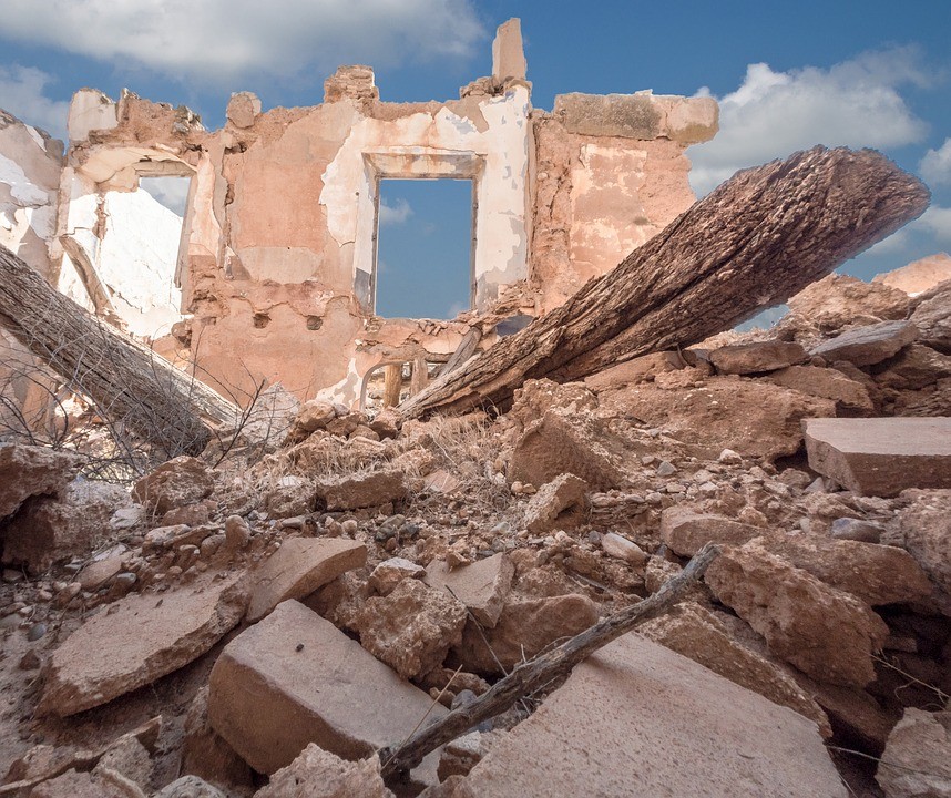 Construção em destroços após bombardeio (Foto: Pixabay)