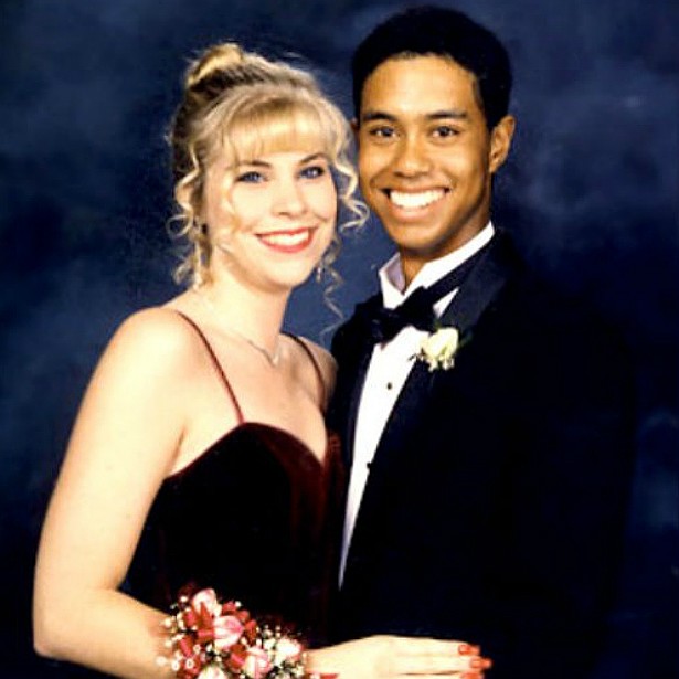 O hoje golfista profissional Tiger Woods parecia feliz da vida no dia do baile, nesta foto em que posou ao lado da então namorada, Dina Parr. (Foto: Acervo Pessoal)