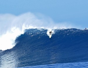 Marcio Freire aproveita dia de altas ondas em Jaws, no Havaí (Foto: Bruno Lemos)