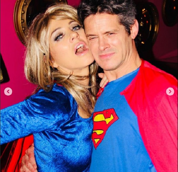A atriz Elizabeth Hurley em seu ensaio como Supergirl (Foto: Instagram)
