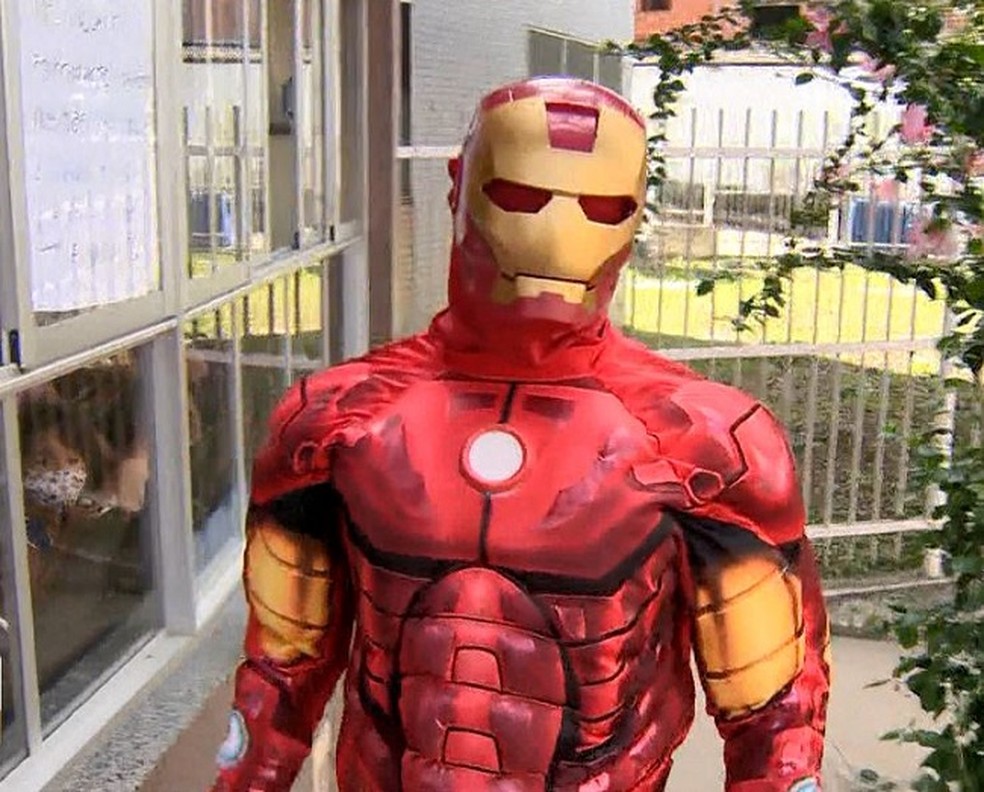 Construtor se vestiu de Homem de Ferro para ser vacinado contra Covid-19 no ES — Foto: Reprodução/TV Gazeta