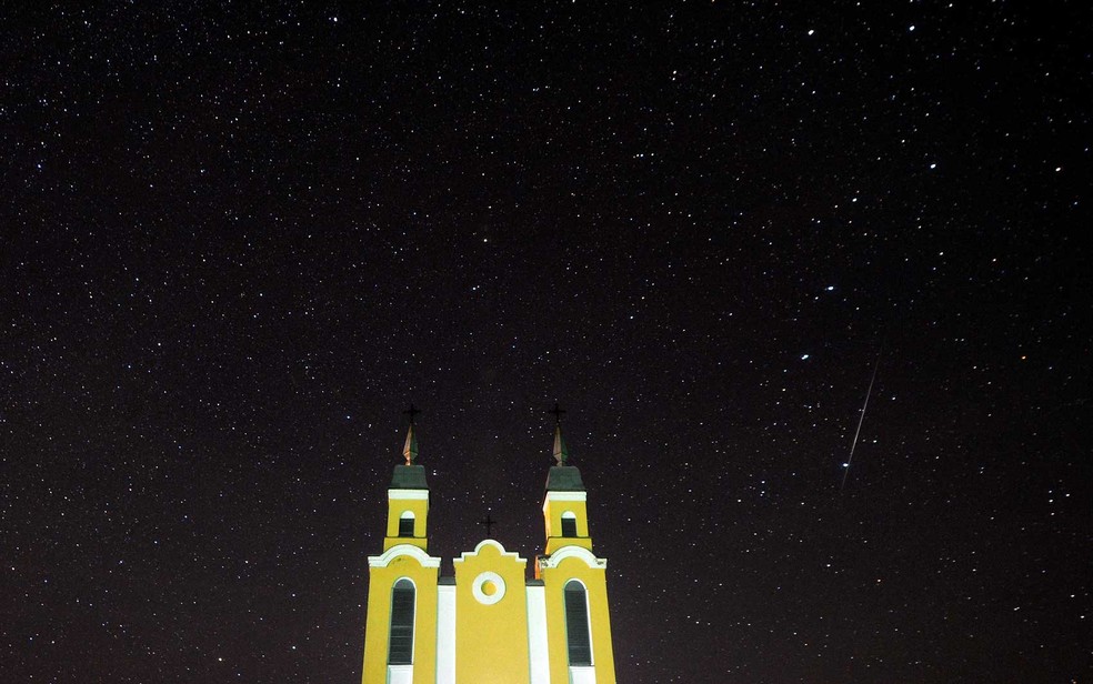 Meteoro no o céu atrás de uma igreja católica na vila de Krevo, a cerca de 100 km a noroeste de Minsk, na Biolorrússia (Foto: Sergei Gapon / AFP Photo)