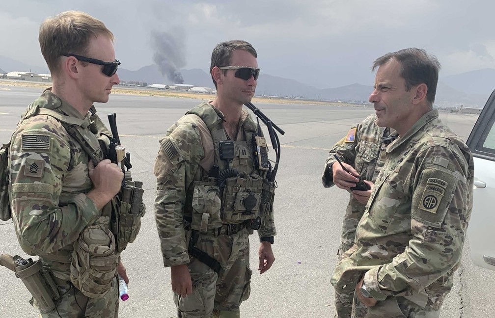 O major-general Christopher Donahue (à direita) conversa com soldados no aeroporto de Cabul, Afeganistão, em foto sem data — Foto: Reprodução/82ndABNDiv