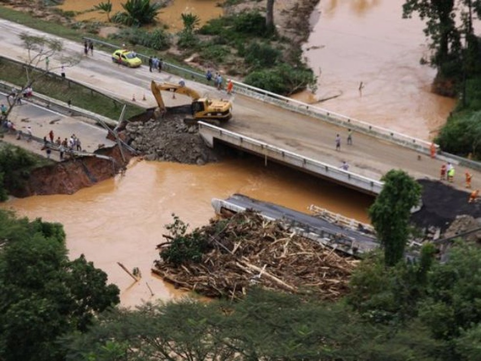 Acessos ao litoral ficaram bloqueados por mais de um dia por causa dos estragos causados pela queda de pontes na BR-277 — Foto: Polícia Rodoviária Federal