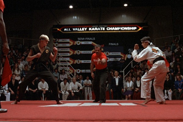 Ralph Macchio e William Zabka no confronto final de Karatê Kid (1984) (Foto: Reprodução)