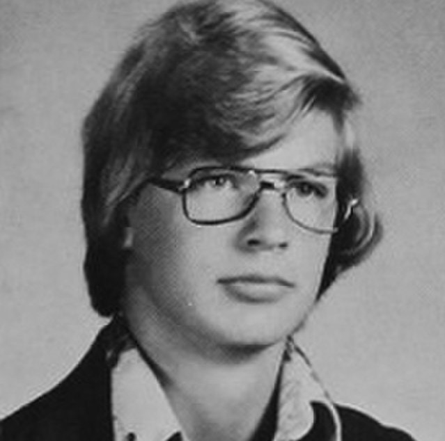 Imagem de Jeffrey Dahmer menor em uma foto durante seu ensino fundamental (Foto: Wikimedia Commons)