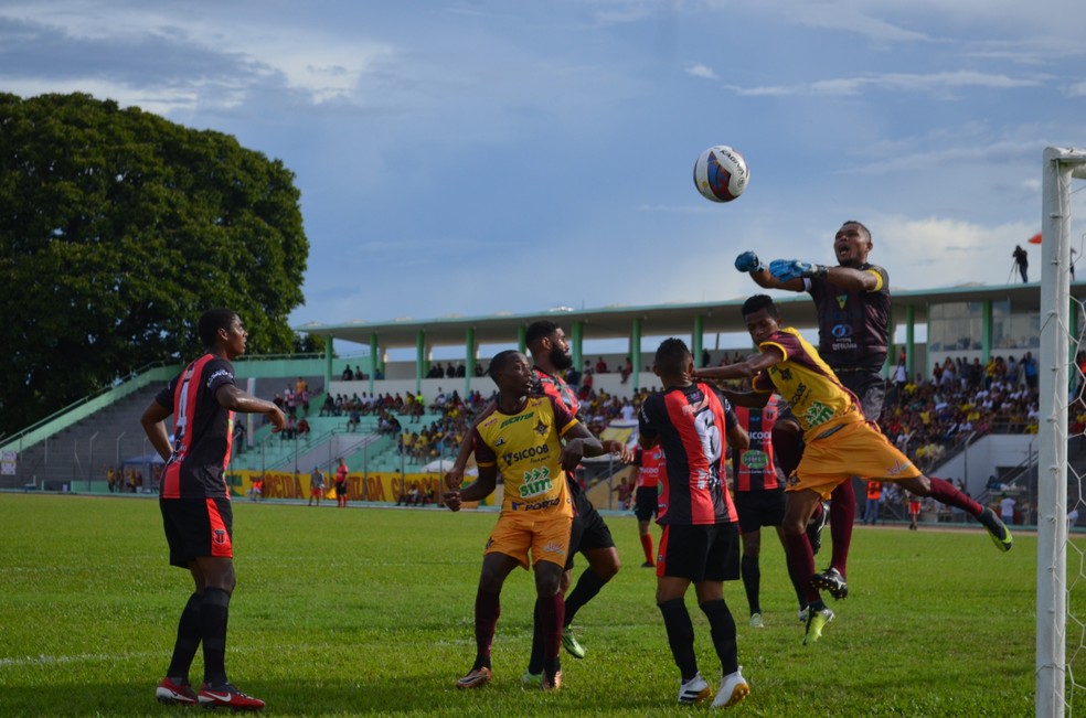 Dida defendendo o Real Ariquemes contra  Genus, no Campeonato Rondoniense 2017 (Foto: Lívia Costa)