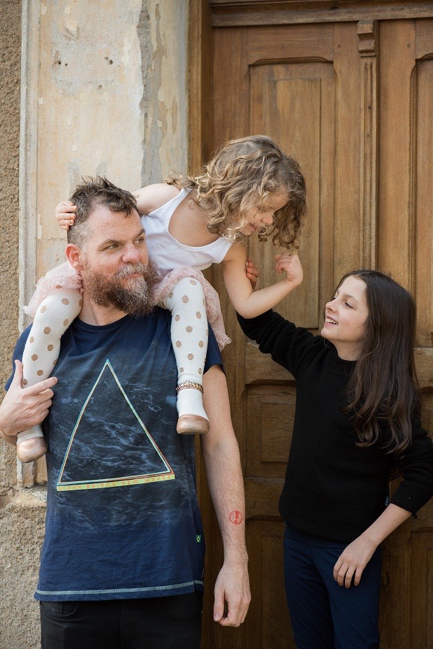 Marcos Piangers com as filhas Anita e Aurora (Foto: Giselle Sauer)