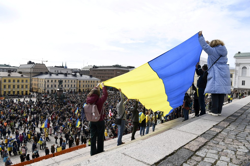 Bandeira da Ucrânia é levantada em meio a comemorações de Páscoa em Helsinque, capital da Finlândia — Foto: Emmi Korhonen/Lehtikuvavia Reuters