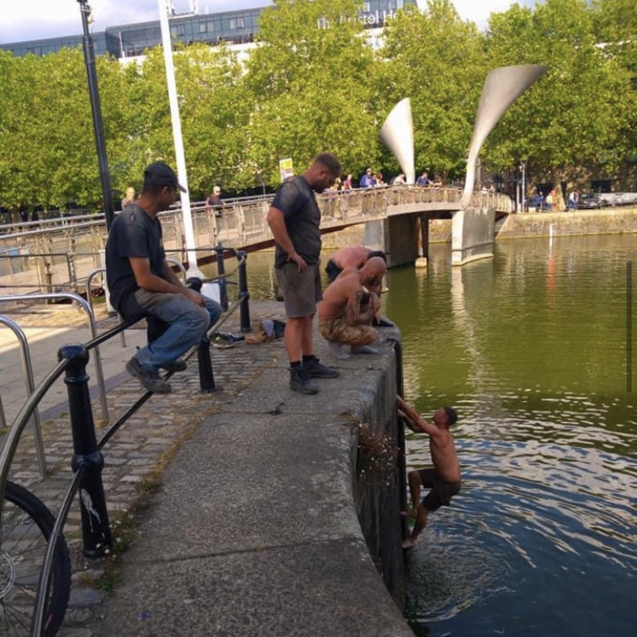 Homens brancos tentam resgatar estátua de Edward Colston derrubada em rio na Inglaterra (Foto: Reprodução/Twitter)
