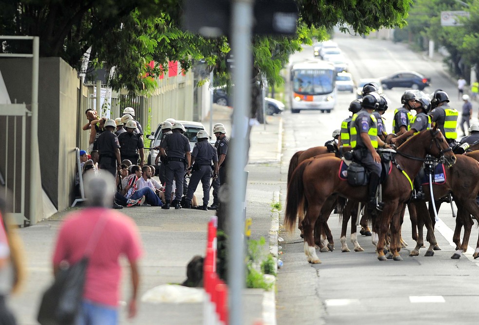 Policiais cercam organizados (Foto: Marcos Ribolli)