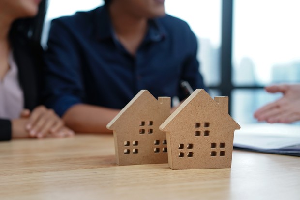 Loan,Contract, Debt and residential investment concept. Contract of loan and estate agreement for investor or buyer to sign for getting approval form the bank. (Foto: Getty Images)